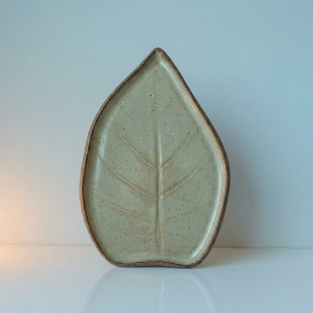 Travessa Folha Natural em cerâmica artesanal — tamanho 23CM x 19CM, argila Flocos, esmalte Verde Pompeia