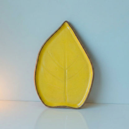 Travessa Folha Natural em cerâmica artesanal — tamanho 30CM x 25CM, argila Cappuccino, esmalte Amarelo Intenso