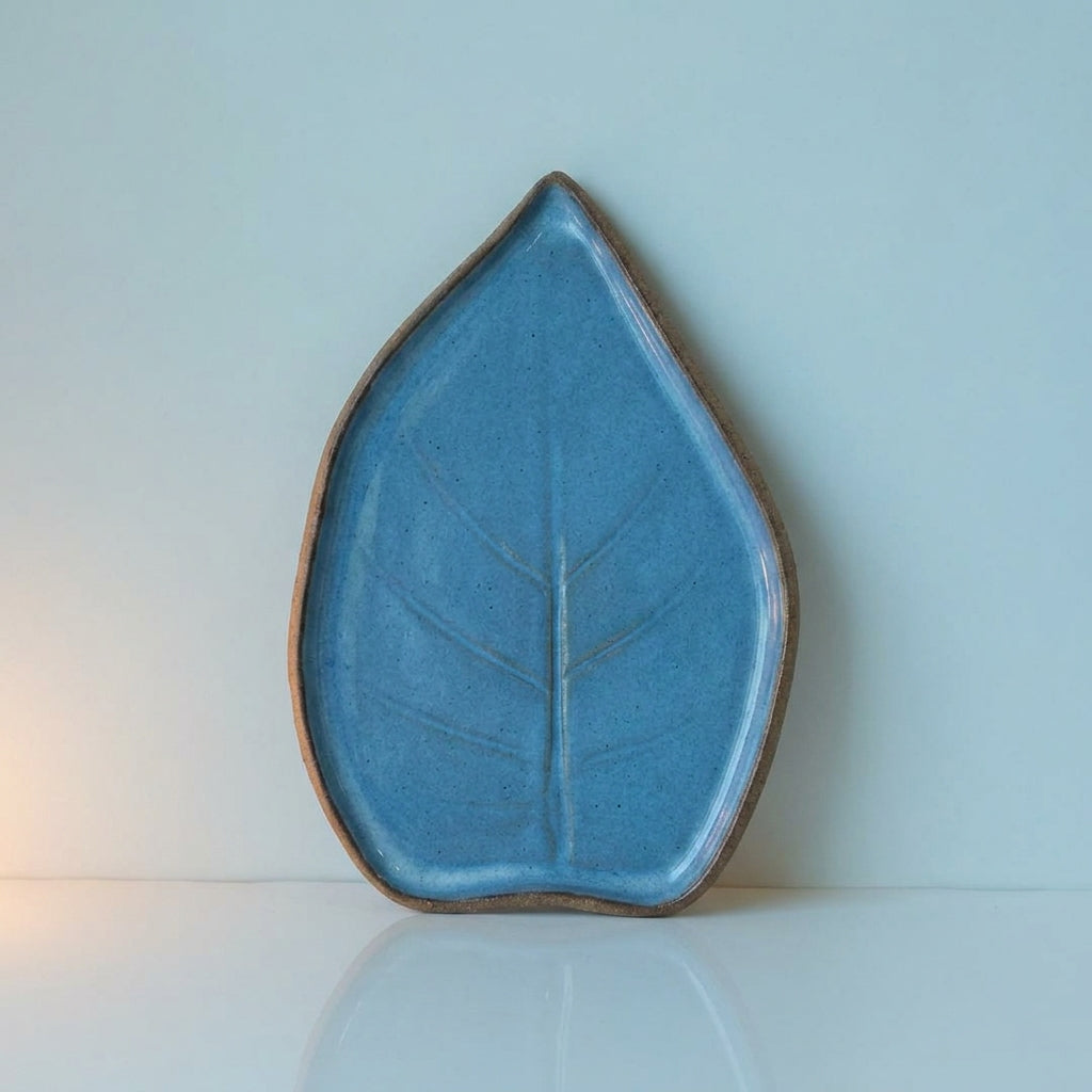 Travessa Folha Natural em cerâmica artesanal — tamanho 30CM x 25CM, argila Cappuccino, esmalte Azul Safira