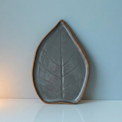 Travessa Folha Natural em cerâmica artesanal — tamanho 30CM x 25CM, argila Cappuccino, esmalte Grafite