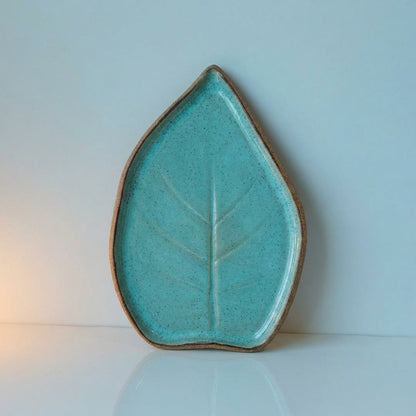 Travessa Folha Natural em cerâmica artesanal — tamanho 30CM x 25CM, argila Cappuccino, esmalte Jujuba