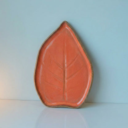 Travessa Folha Natural em cerâmica artesanal — tamanho 30CM x 25CM, argila Cappuccino, esmalte Laranja Intenso