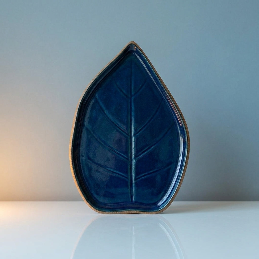 Travessa Folha Natural em cerâmica artesanal — tamanho 30CM x 25CM, argila Cappuccino, esmalte Lazuli