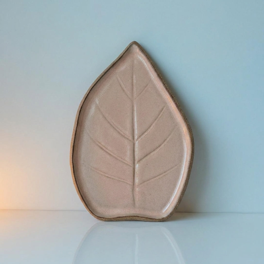 Travessa Folha Natural em cerâmica artesanal — tamanho 30CM x 25CM, argila Cappuccino, esmalte Nude