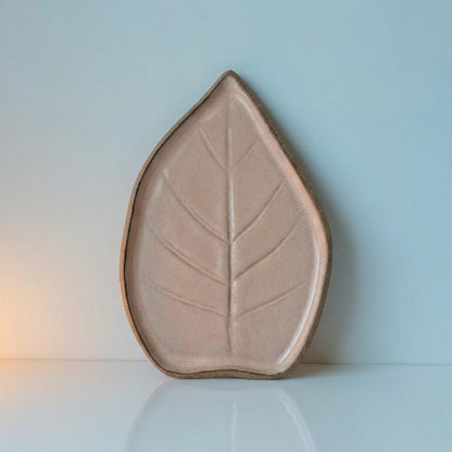 Travessa Folha Natural em cerâmica artesanal — tamanho 30CM x 25CM, argila Cappuccino, esmalte Nude