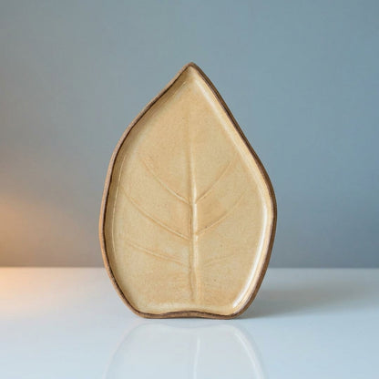 Travessa Folha Natural em cerâmica artesanal — tamanho 30CM x 25CM, argila Cappuccino, esmalte Pedra Sabão
