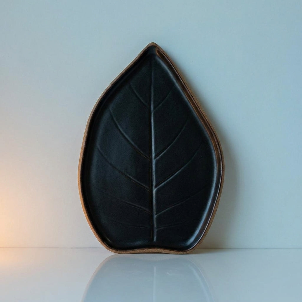 Travessa Folha Natural em cerâmica artesanal — tamanho 30CM x 25CM, argila Cappuccino, esmalte Preto Acetinado