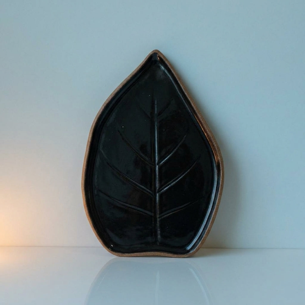 Travessa Folha Natural em cerâmica artesanal — tamanho 30CM x 25CM, argila Cappuccino, esmalte Preto Ébano