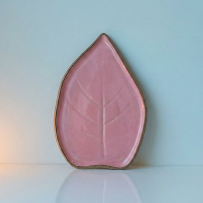 Travessa Folha Natural em cerâmica artesanal — tamanho 30CM x 25CM, argila Cappuccino, esmalte Rosa Barbie