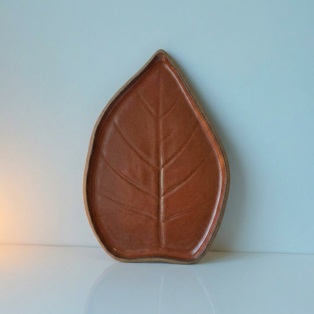 Travessa Folha Natural em cerâmica artesanal — tamanho 30CM x 25CM, argila Cappuccino, esmalte Sol de Terracota
