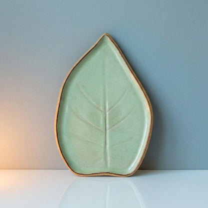 Travessa Folha Natural em cerâmica artesanal — tamanho 30CM x 25CM, argila Cappuccino, esmalte Verde Menta