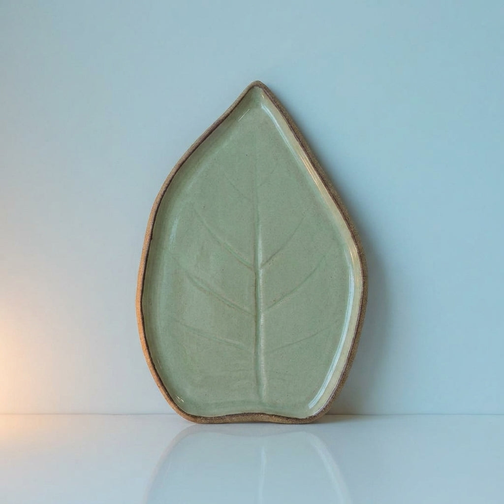 Travessa Folha Natural em cerâmica artesanal — tamanho 30CM x 25CM, argila Cappuccino, esmalte Verde Pompeia