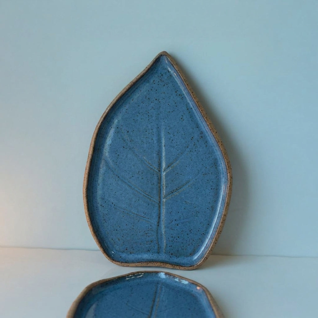 Travessa Folha Natural em cerâmica artesanal — tamanho 30CM x 25CM, argila Flocos, esmalte Azul Safira