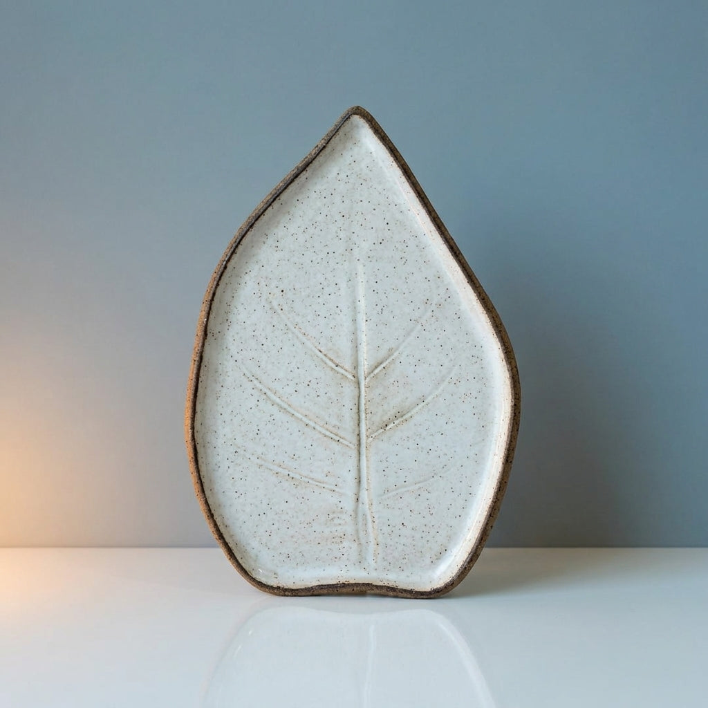 Travessa Folha Natural em cerâmica artesanal — tamanho 30CM x 25CM, argila Flocos, esmalte Branco AMME