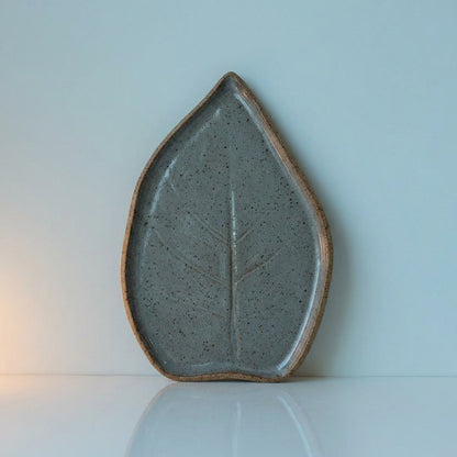 Travessa Folha Natural em cerâmica artesanal — tamanho 30CM x 25CM, argila Flocos, esmalte Grafite