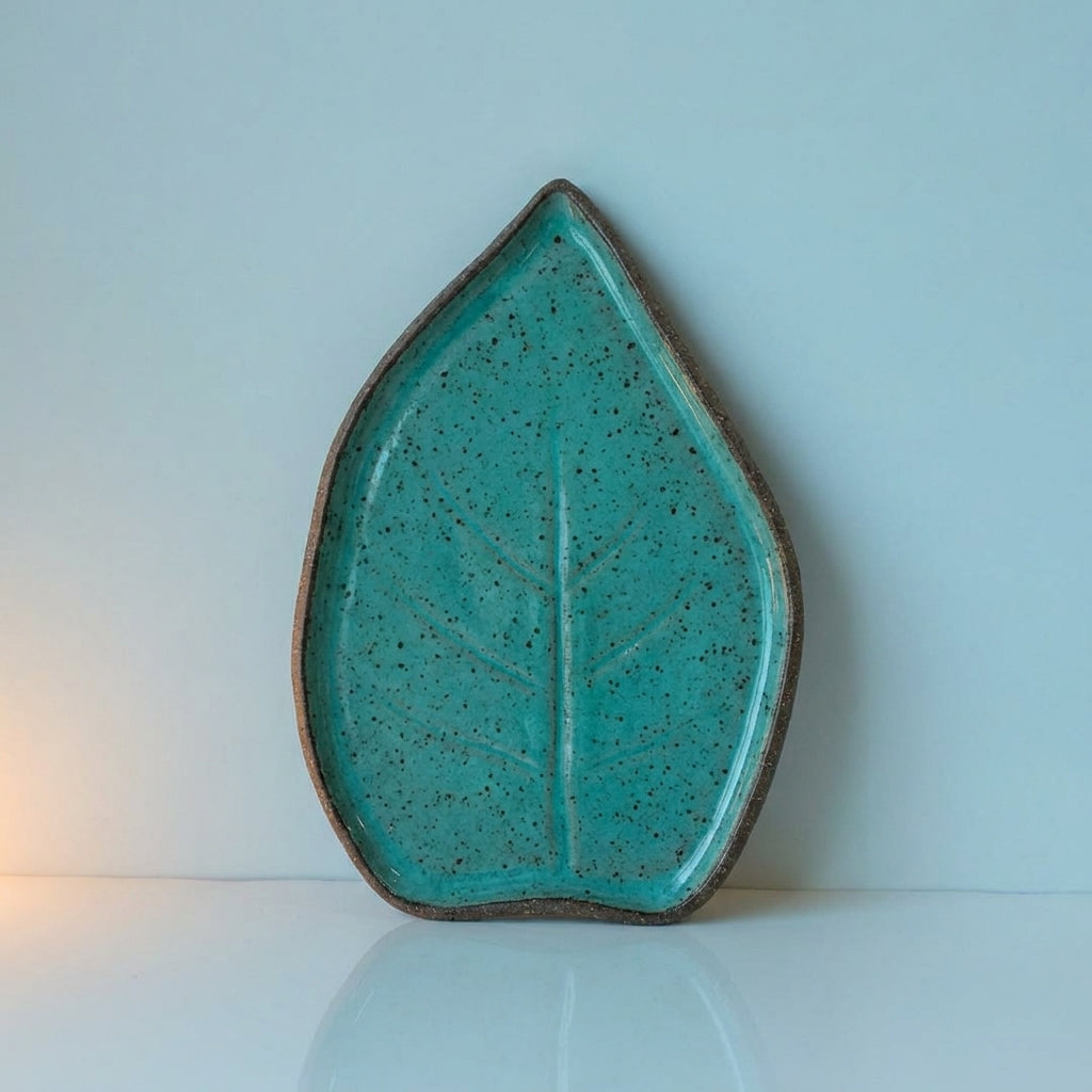 Travessa Folha Natural em cerâmica artesanal — tamanho 30CM x 25CM, argila Flocos, esmalte Jujuba