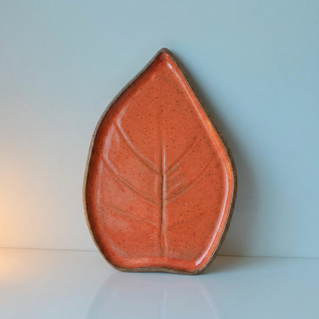 Travessa Folha Natural em cerâmica artesanal — tamanho 30CM x 25CM, argila Flocos, esmalte Laranja Intenso