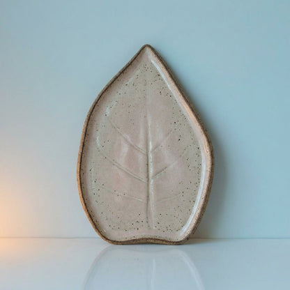Travessa Folha Natural em cerâmica artesanal — tamanho 30CM x 25CM, argila Flocos, esmalte Nude