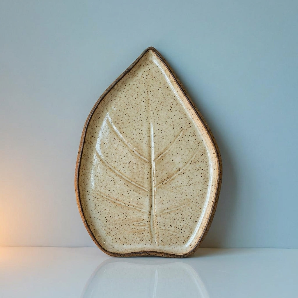 Travessa Folha Natural em cerâmica artesanal — tamanho 30CM x 25CM, argila Flocos, esmalte Pedra Sabão