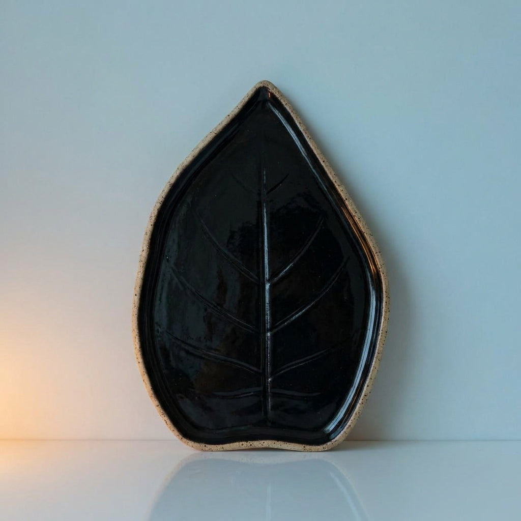 Travessa Folha Natural em cerâmica artesanal — tamanho 30CM x 25CM, argila Flocos, esmalte Preto Ébano