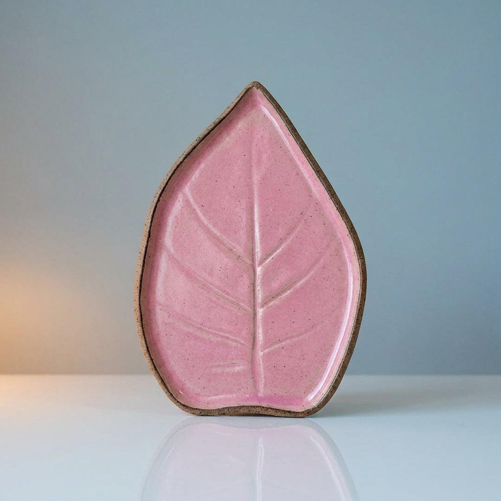 Travessa Folha Natural em cerâmica artesanal — tamanho 30CM x 25CM, argila Flocos, esmalte Rosa Barbie
