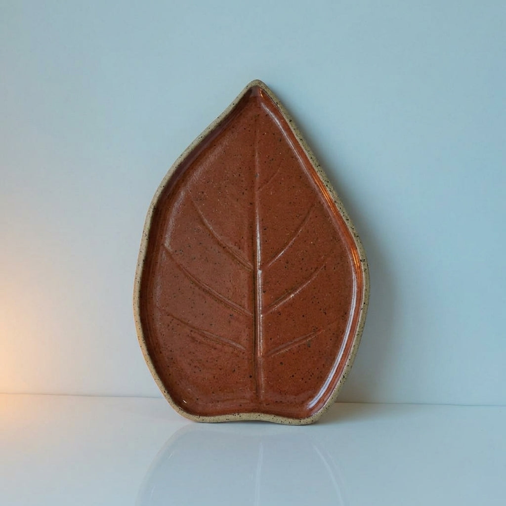 Travessa Folha Natural em cerâmica artesanal — tamanho 30CM x 25CM, argila Flocos, esmalte Sol de Terracota