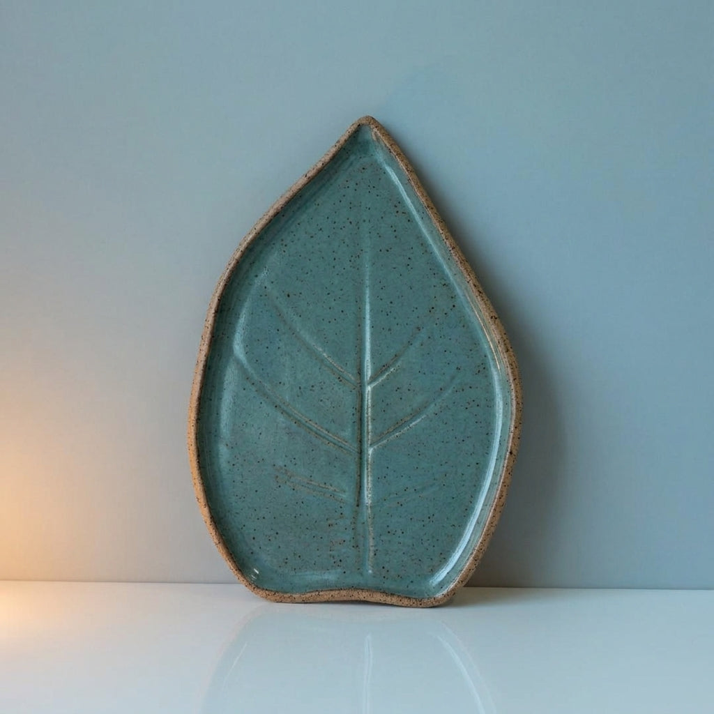 Travessa Folha Natural em cerâmica artesanal — tamanho 30CM x 25CM, argila Flocos, esmalte Verde Exército