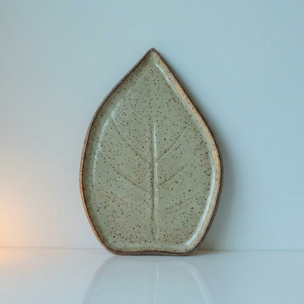 Travessa Folha Natural em cerâmica artesanal — tamanho 30CM x 25CM, argila Flocos, esmalte Verde Pompeia