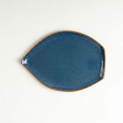 Travessa Folha em cerâmica artesanal — tamanho 25CM x 18CM, argila Cappuccino, esmalte Azul Safira