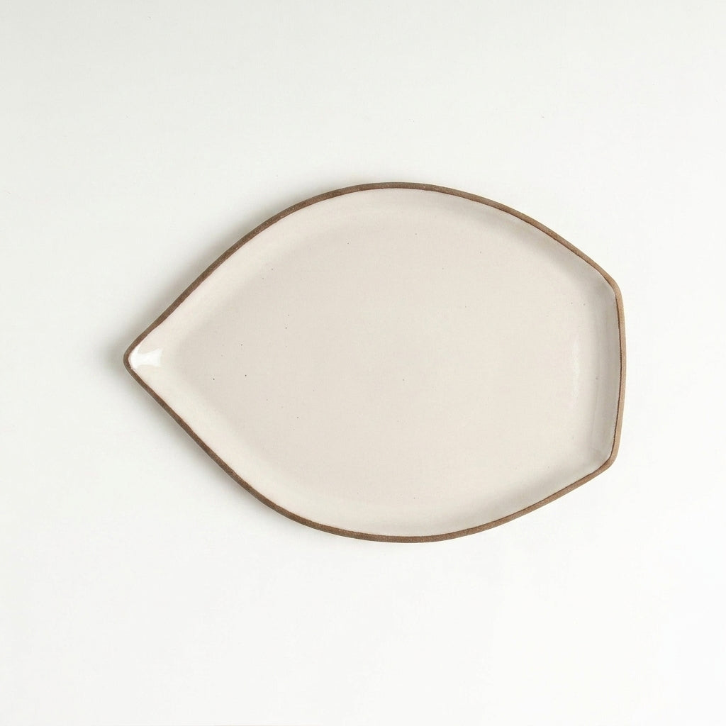 Travessa Folha em cerâmica artesanal — tamanho 25CM x 18CM, argila Cappuccino, esmalte Branco AMME