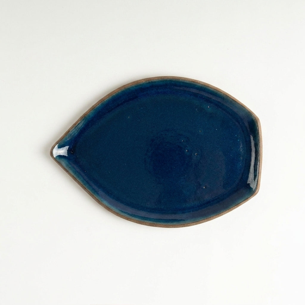 Travessa Folha em cerâmica artesanal — tamanho 25CM x 18CM, argila Cappuccino, esmalte Lazuli