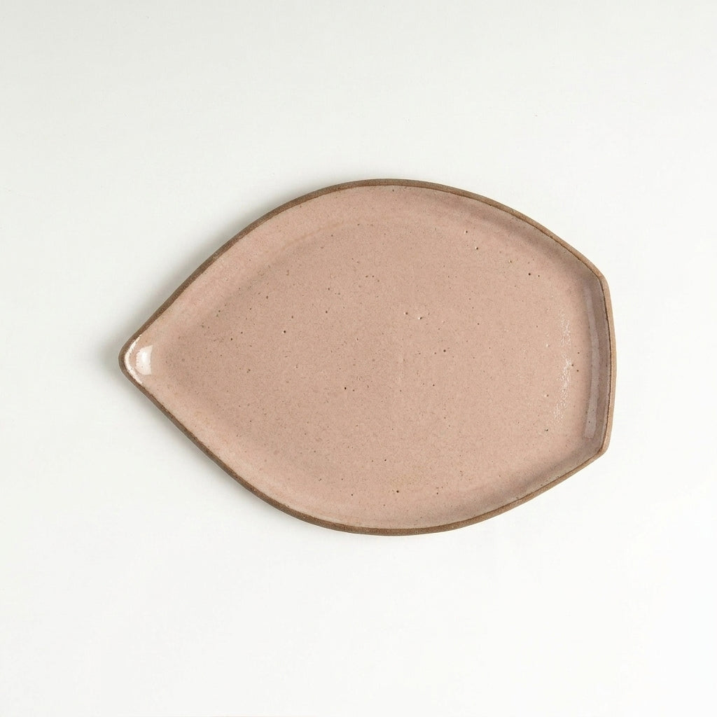 Travessa Folha em cerâmica artesanal — tamanho 25CM x 18CM, argila Cappuccino, esmalte Nude
