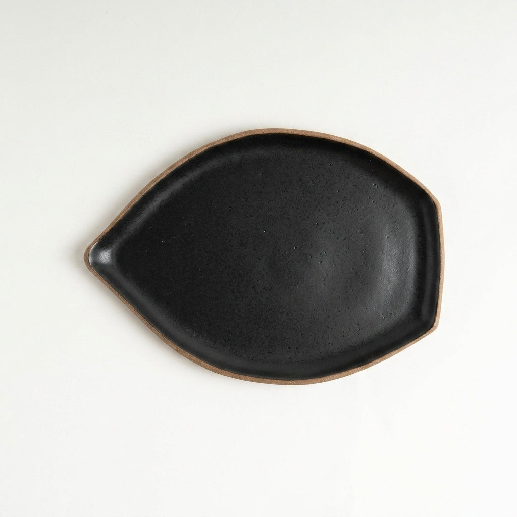 Travessa Folha em cerâmica artesanal — tamanho 25CM x 18CM, argila Cappuccino, esmalte Preto Acetinado