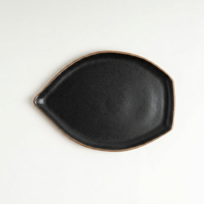 Travessa Folha em cerâmica artesanal — tamanho 25CM x 18CM, argila Cappuccino, esmalte Preto Acetinado