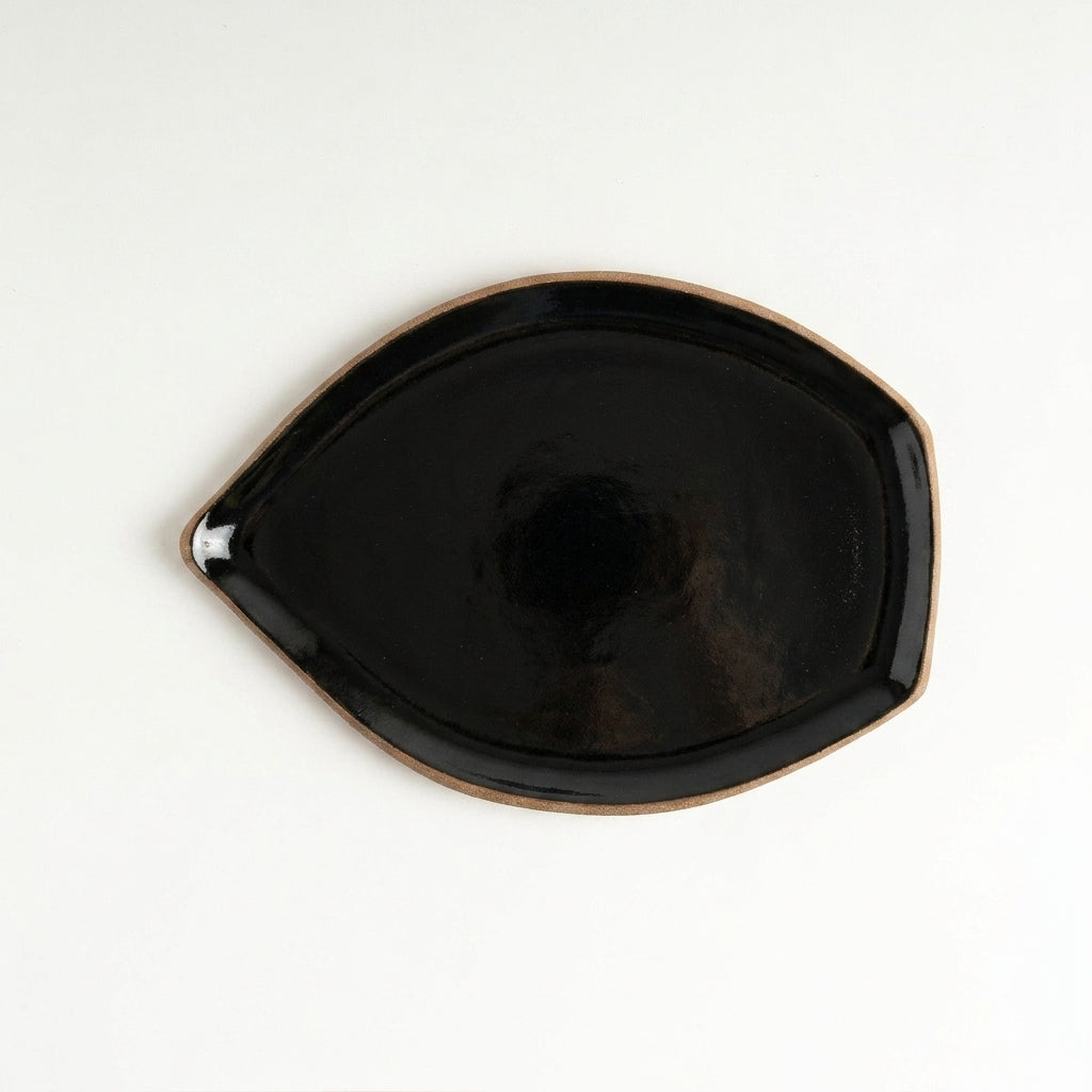 Travessa Folha em cerâmica artesanal — tamanho 25CM x 18CM, argila Cappuccino, esmalte Preto Ébano