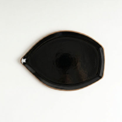 Travessa Folha em cerâmica artesanal — tamanho 25CM x 18CM, argila Cappuccino, esmalte Preto Ébano