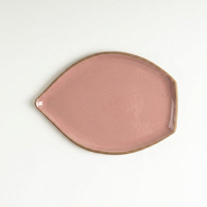 Travessa Folha em cerâmica artesanal — tamanho 25CM x 18CM, argila Cappuccino, esmalte Rosa Barbie