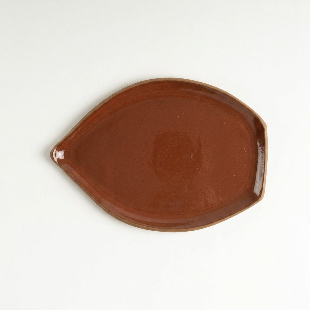 Travessa Folha em cerâmica artesanal — tamanho 25CM x 18CM, argila Cappuccino, esmalte Sol de Terracota