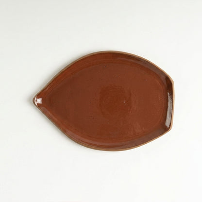 Travessa Folha em cerâmica artesanal — tamanho 25CM x 18CM, argila Cappuccino, esmalte Sol de Terracota