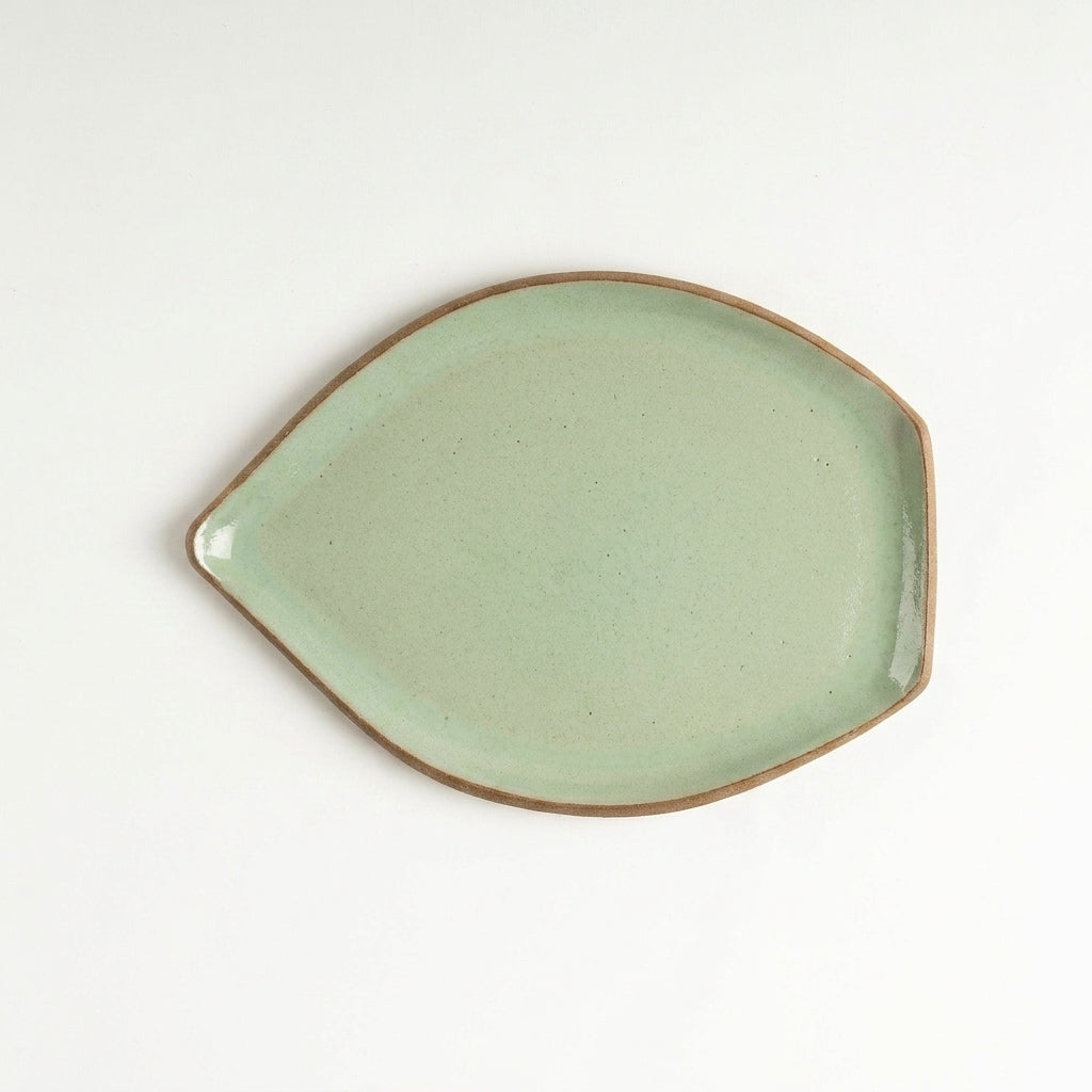 Travessa Folha em cerâmica artesanal — tamanho 25CM x 18CM, argila Cappuccino, esmalte Verde Menta
