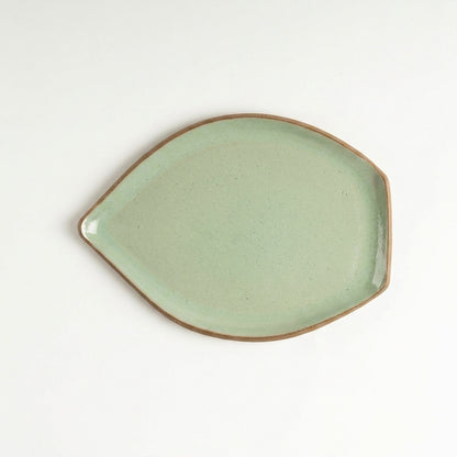 Travessa Folha em cerâmica artesanal — tamanho 25CM x 18CM, argila Cappuccino, esmalte Verde Menta