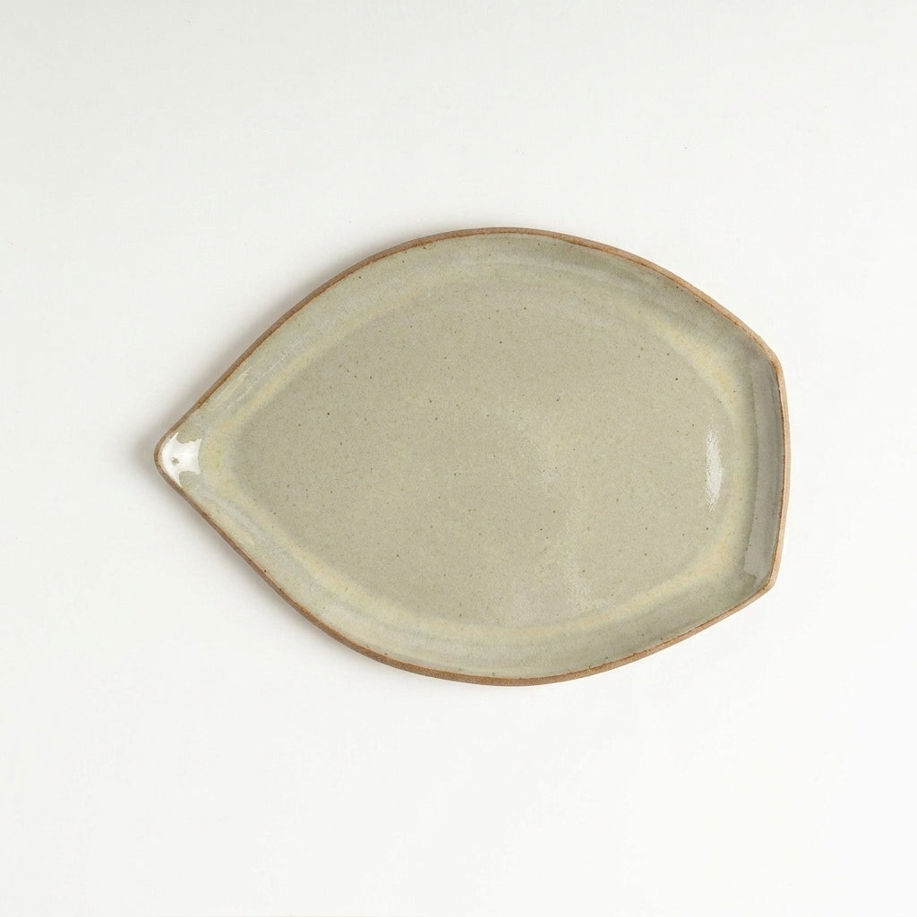 Travessa Folha em cerâmica artesanal — tamanho 25CM x 18CM, argila Cappuccino, esmalte Verde Pompeia