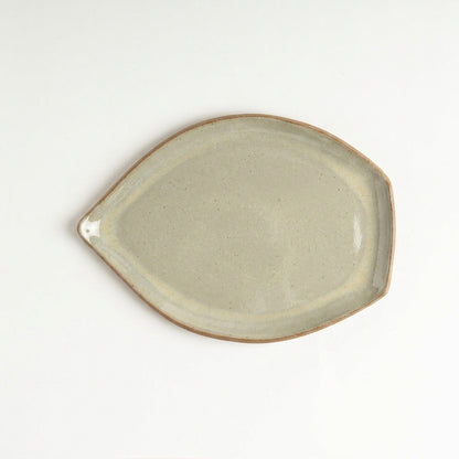 Travessa Folha em cerâmica artesanal — tamanho 25CM x 18CM, argila Cappuccino, esmalte Verde Pompeia