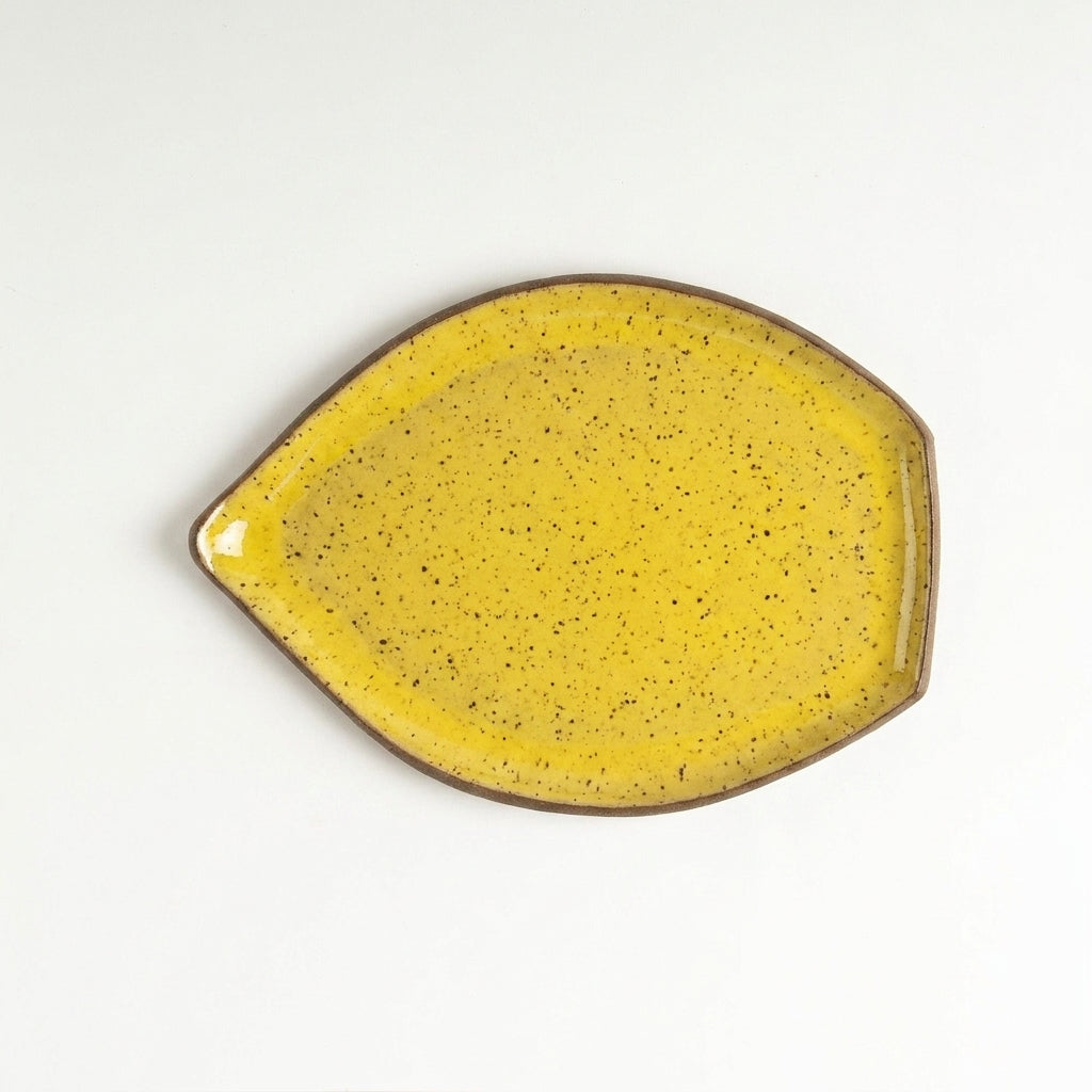 Travessa Folha em cerâmica artesanal — tamanho 25CM x 18CM, argila Flocos, esmalte Amarelo Intenso