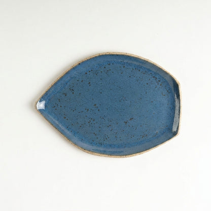 Travessa Folha em cerâmica artesanal — tamanho 25CM x 18CM, argila Flocos, esmalte Azul Safira