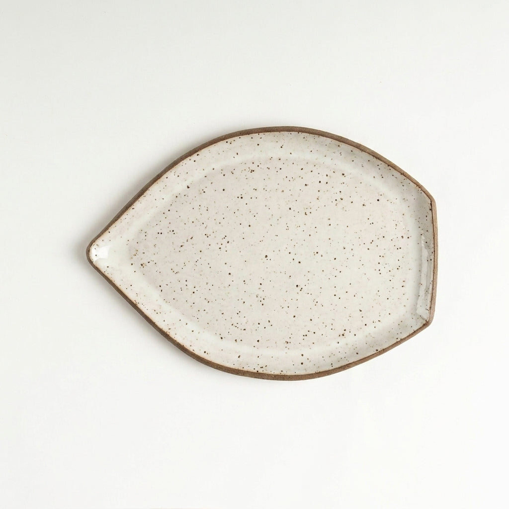 Travessa Folha em cerâmica artesanal — tamanho 25CM x 18CM, argila Flocos, esmalte Branco AMME
