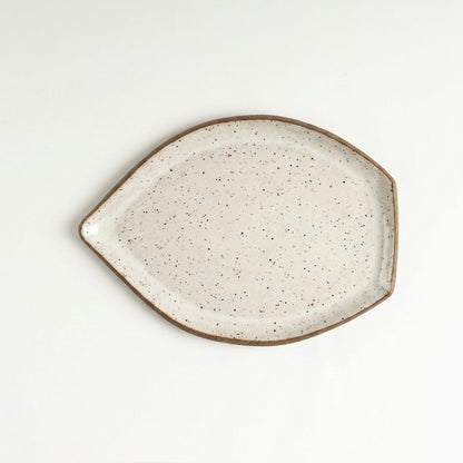 Travessa Folha em cerâmica artesanal — tamanho 25CM x 18CM, argila Flocos, esmalte Branco AMME