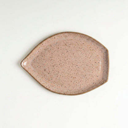 Travessa Folha em cerâmica artesanal — tamanho 25CM x 18CM, argila Flocos, esmalte Nude