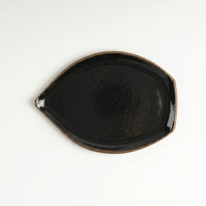 Travessa Folha em cerâmica artesanal — tamanho 25CM x 18CM, argila Flocos, esmalte Preto Ébano