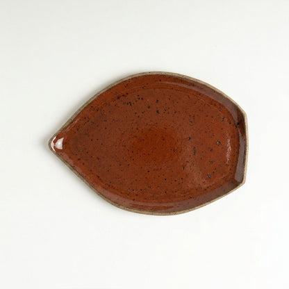 Travessa Folha em cerâmica artesanal — tamanho 25CM x 18CM, argila Flocos, esmalte Sol de Terracota